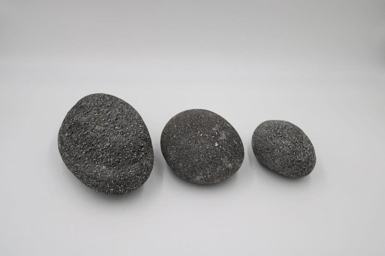 Drei schwarze Aquadeco Lavasteine in verschiedenen Größen, ideal für die Dekoration von Aquarien und Terrarien.