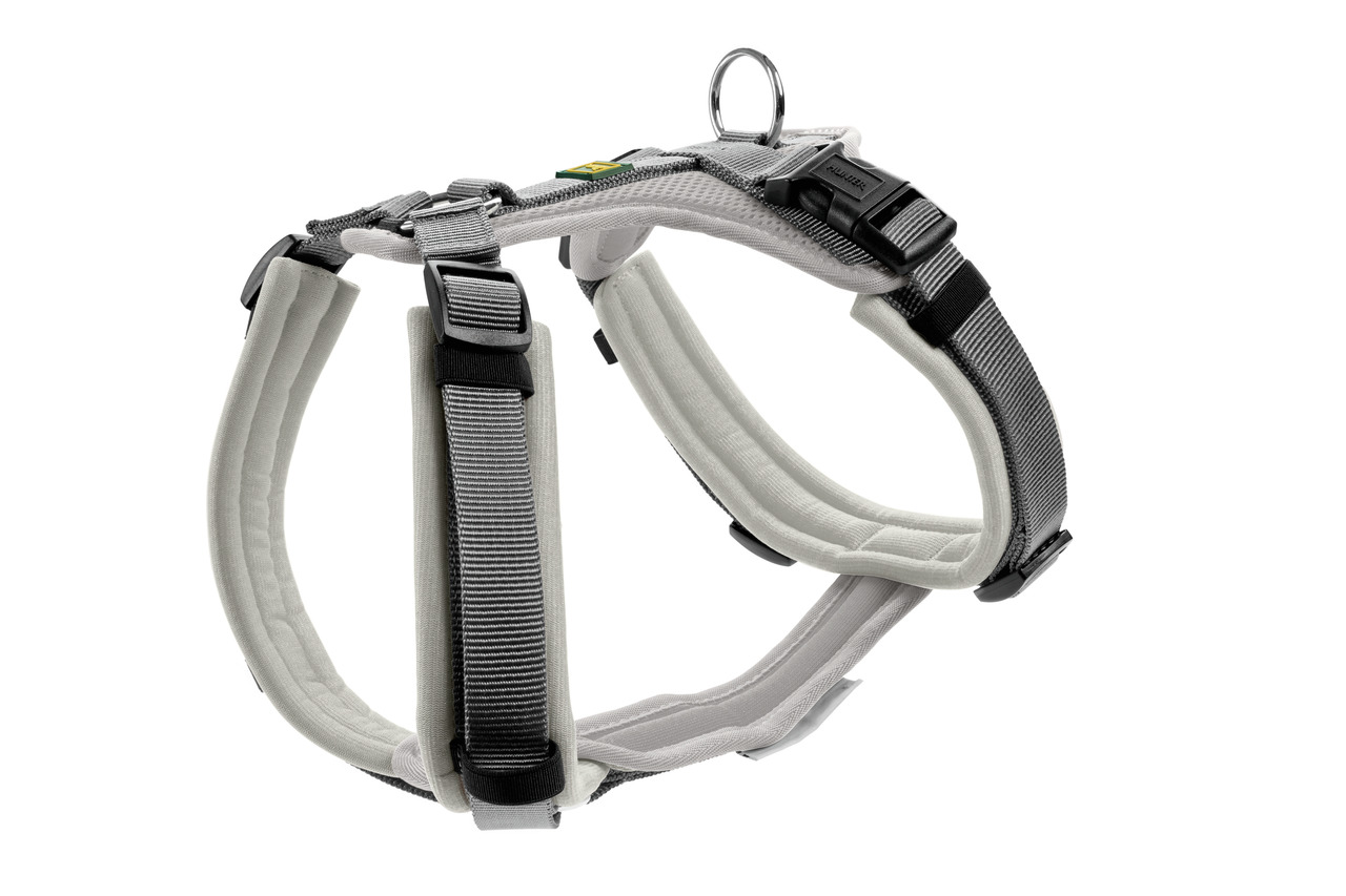 Ein hochwertiges, graues Hundegeschirr der Marke HUNTER, Modell Hilo Comfort, speziell für Hunde entwickelt. Es bietet eine gepolsterte, atmungsaktive Passform und ist mit verstellbaren Gurten sowie einem stabilen Metallring für die Leine ausgestattet. Pe