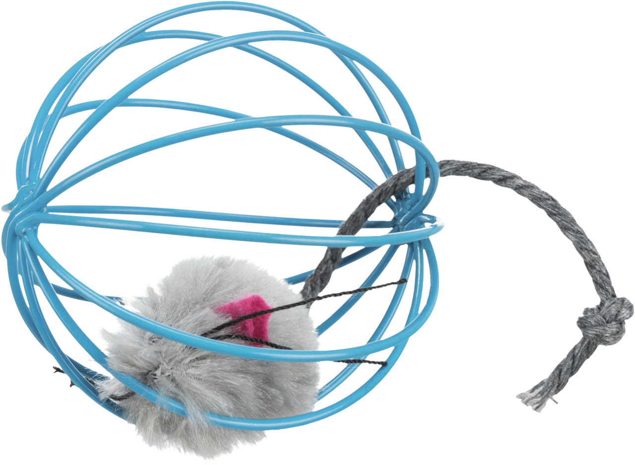 Das Bild zeigt das Katzenspielzeug „TRIXIE Spielball mit Maus“ für Katzen. Es besteht aus einem blauen Metallkäfig, in dem sich eine graue Plüschmaus mit pinken Akzenten befindet. An der Maus ist eine graue Kordel befestigt, die zusätzlichen Spielspaß bie
