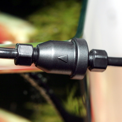 JBL Rückschlagventil, für Aquarien & CO2-Systeme, verhindert Rückfluss, mit 2 Anschlüssen, ideal für Aquaristik, schwarz.