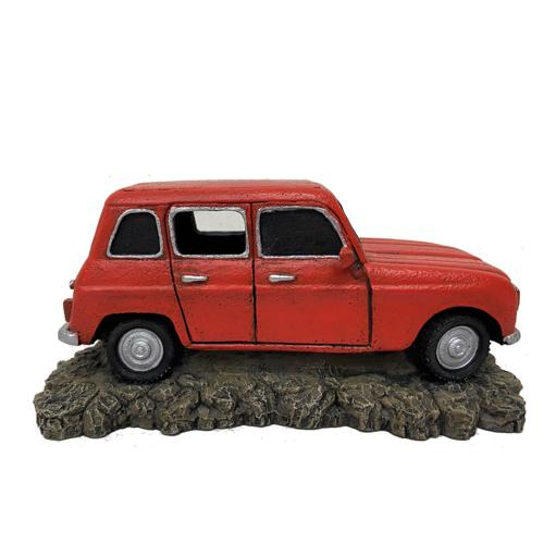 Ein rotes Modellauto im Retro-Stil, das auf einer felsigen Basis steht. Es handelt sich um ein dekoratives Element der Marke AQUA DELLA, geeignet für Aquarien. Das Auto ist detailliert gestaltet, mit sichtbaren Fenstern, Reifen und Türgriffen. Perfekt, um