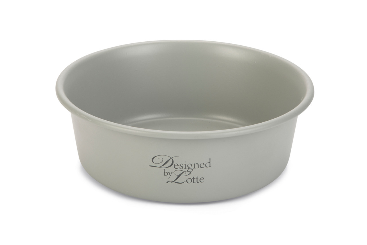 Futternapf „Designed by Lotte“ für Hunde & Katzen, hellgrau, robust, schlicht, ideal für Futter/Wasser, mit Logo, elegant.