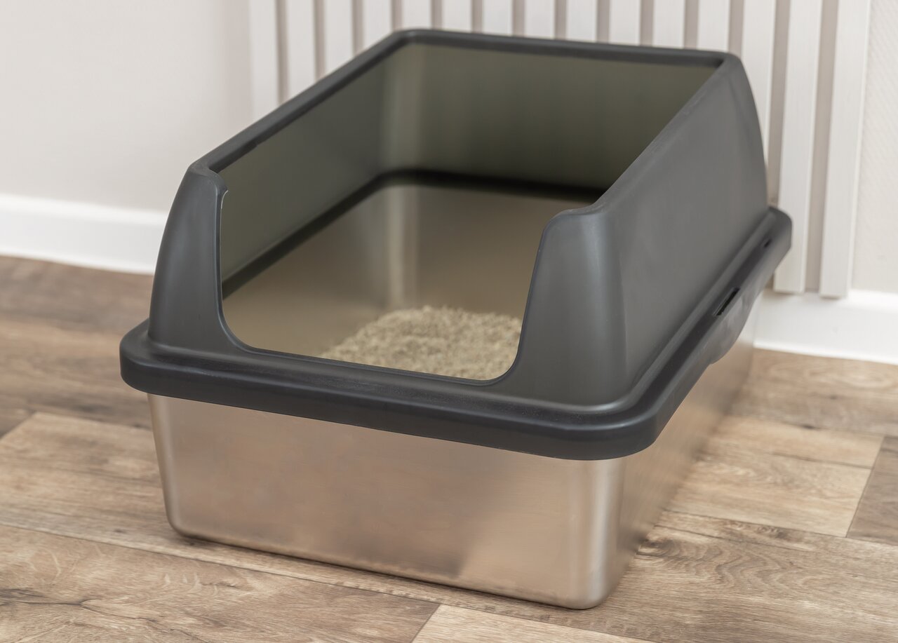 Katzentoilette TRIXIE für Katzen, Edelstahl, moderne Konstruktion, leicht zu reinigen, mit Rand, geeignet für jede Wohnumgebung.