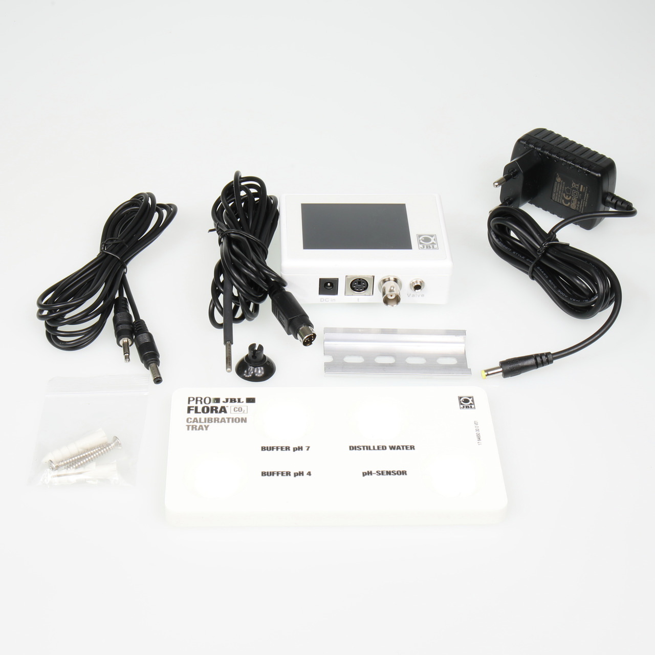 Das Bild zeigt das JBL ProFlora CO2 pH-Control Touch Set, ein hochwertiges CO2-Regelsystem für Aquarien. Es enthält ein digitales Steuergerät mit Touchscreen, pH-Sensor, Kalibrierlösungen (pH 4 und pH 7), Netzteil, Kabel, Saugnäpfe und eine Halterung. Zie
