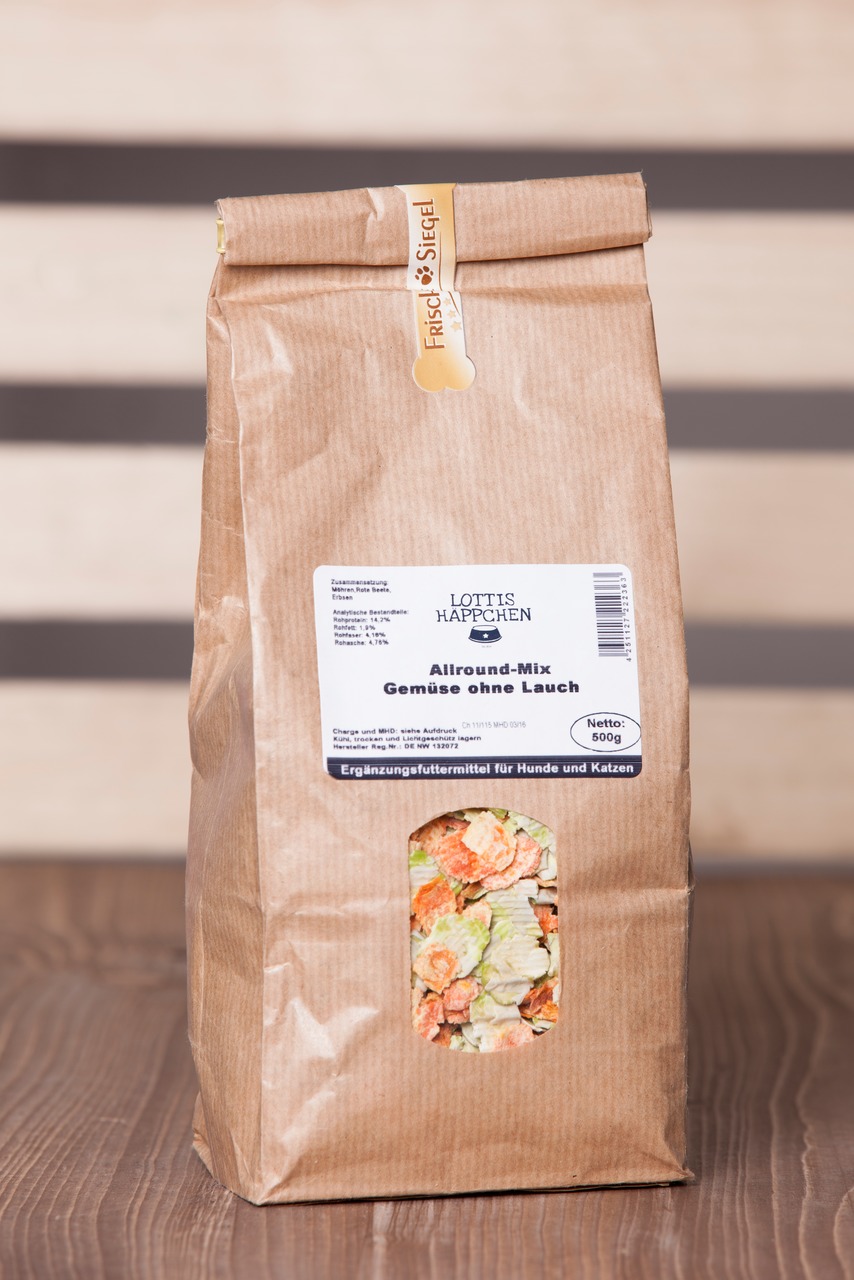 Lottis Häppchen Allround-Mix Gemüse o. Lauch, Ergänzungsfutter f. Hunde & Katzen, 500 g, getrocknete Gemüsestücke sichtbar.