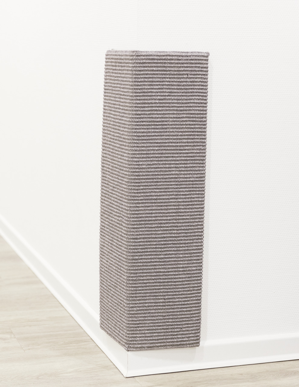 Das Bild zeigt den TRIXIE Kratzschutz für Wandecken, ein Produkt für Katzen. Der Kratzschutz ist in einer neutralen grauen Farbe gehalten und besteht aus robustem Sisal, das speziell für die Bedürfnisse von Katzen entwickelt wurde. Er schützt Ecken vor Kr