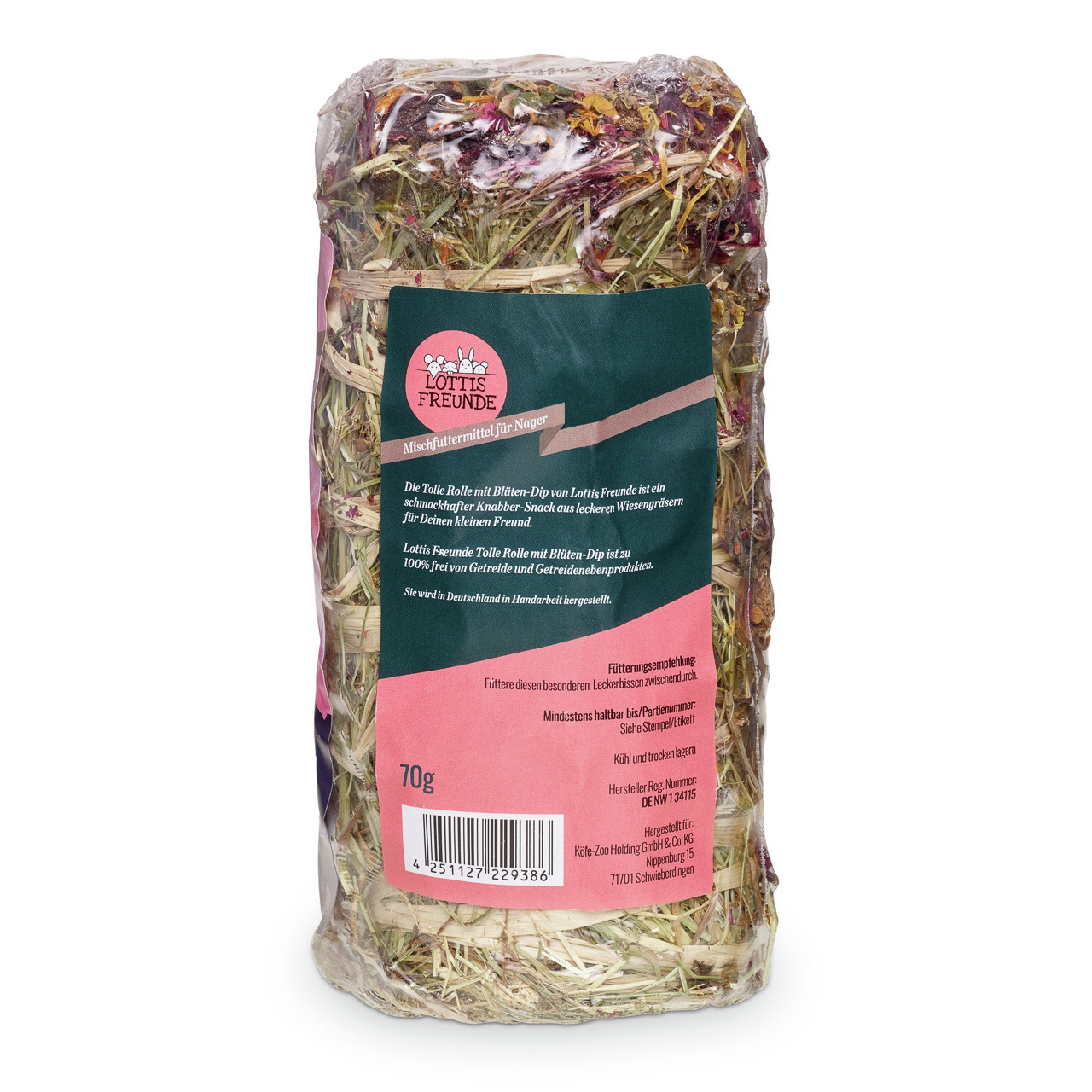 Das Bild zeigt das Produkt „Lottis Freunde Tolle Rolle mit Blüten-Dip“, ein Mischfuttermittel für Nager. Es handelt sich um einen 70 g schweren Knabber-Snack aus Wiesengräsern und Blüten, der zu 100 % frei von Getreide und Getreidenebenprodukten ist. Herg
