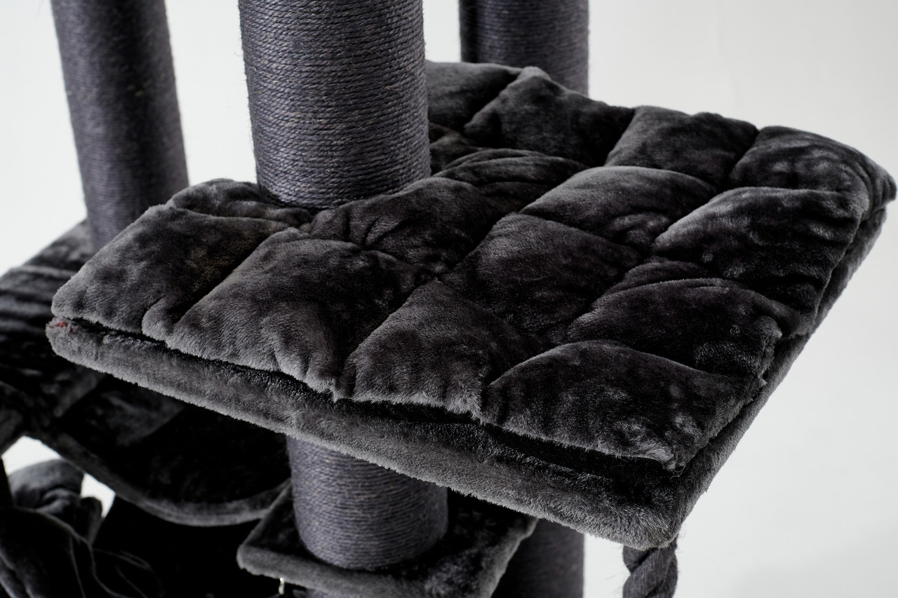 Nobby Kratzbaum für Katzen, schwarzer Plüsch, Sisalstämme, gepolsterte Liegefläche, ideal zum Klettern/Kratzen, EAN: 4033766130458.