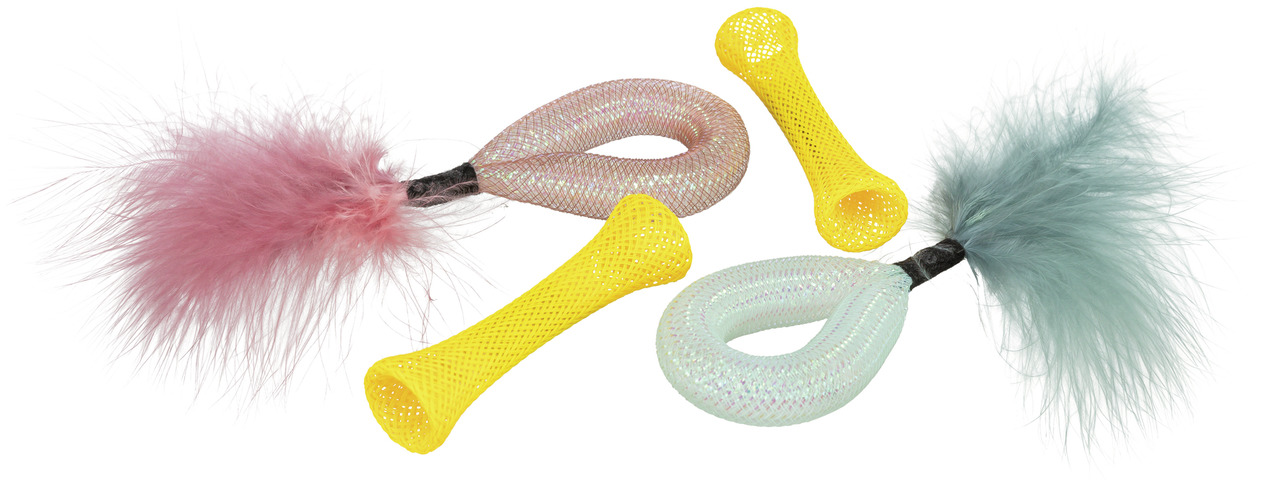 TRIXIE Katzenspielzeug, 3 bunte Netz-Spielzeuge mit Federn (Gelb, Rosa, Hellblau), fördert Spieltrieb & Aktivität.