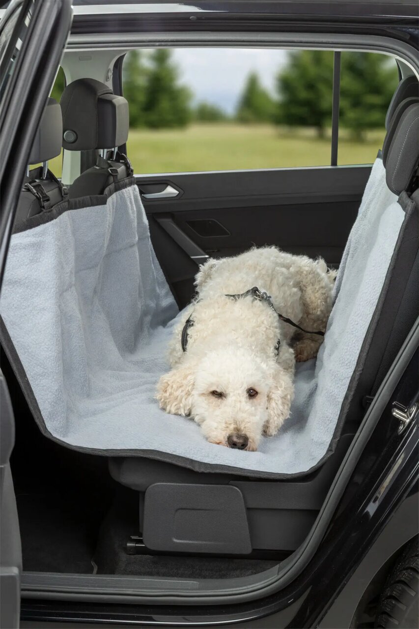 TRIXIE Auto-Schondecke für Hunde auf der Rückbank, Zielgruppe Hund, wasserabweisend, schützt Sitze vor Schmutz und Haaren.
