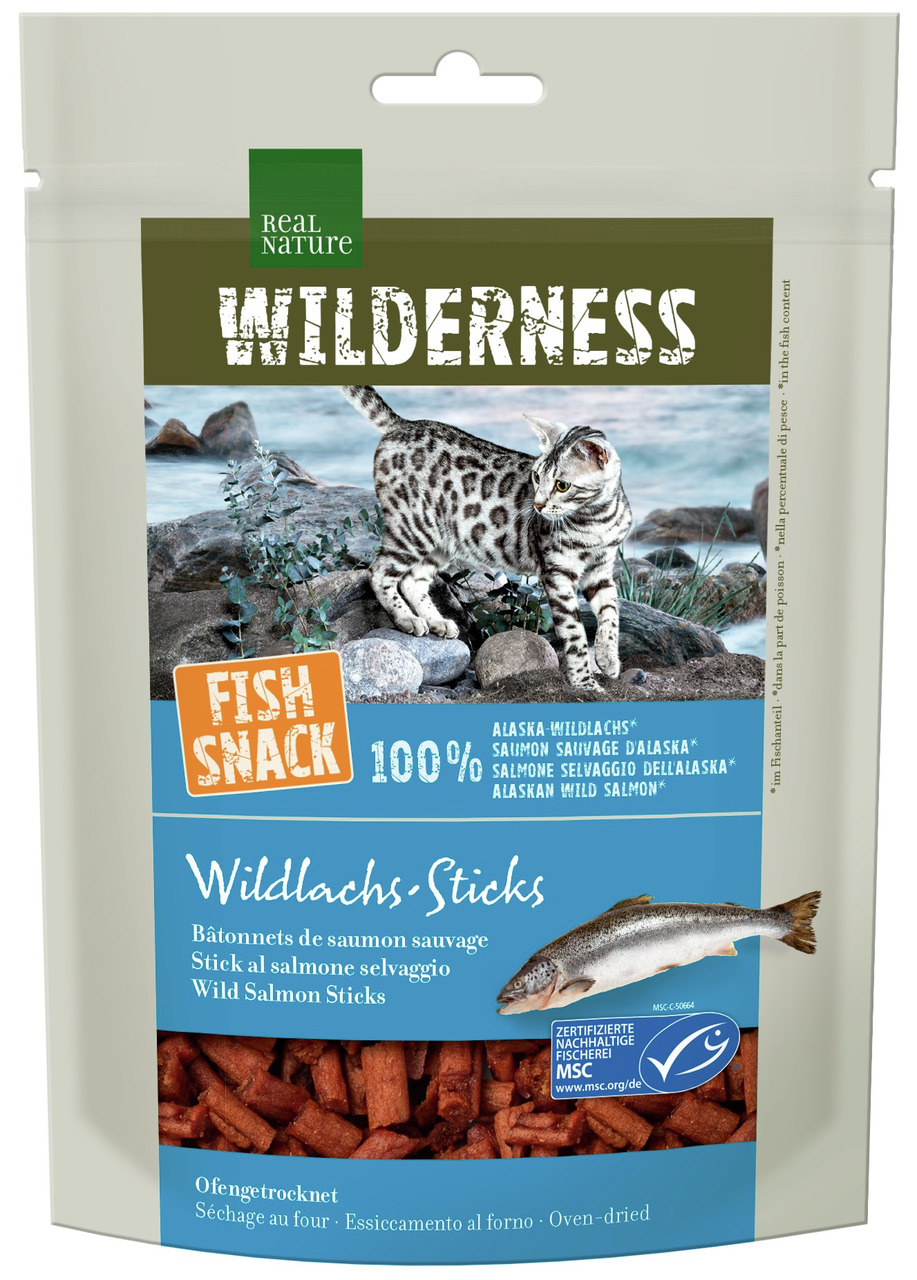 Die Verpackung des Produkts „REAL NATURE WILDERNESS Wildlachs-Sticks“ zeigt einen Fisch-Snack für Katzen. Die Zielgruppe sind Katzenhalter, die Wert auf natürliche Ernährung legen. Die Geschmacksrichtung ist Wildlachs, hergestellt aus 100 % Alaska-Wildlac