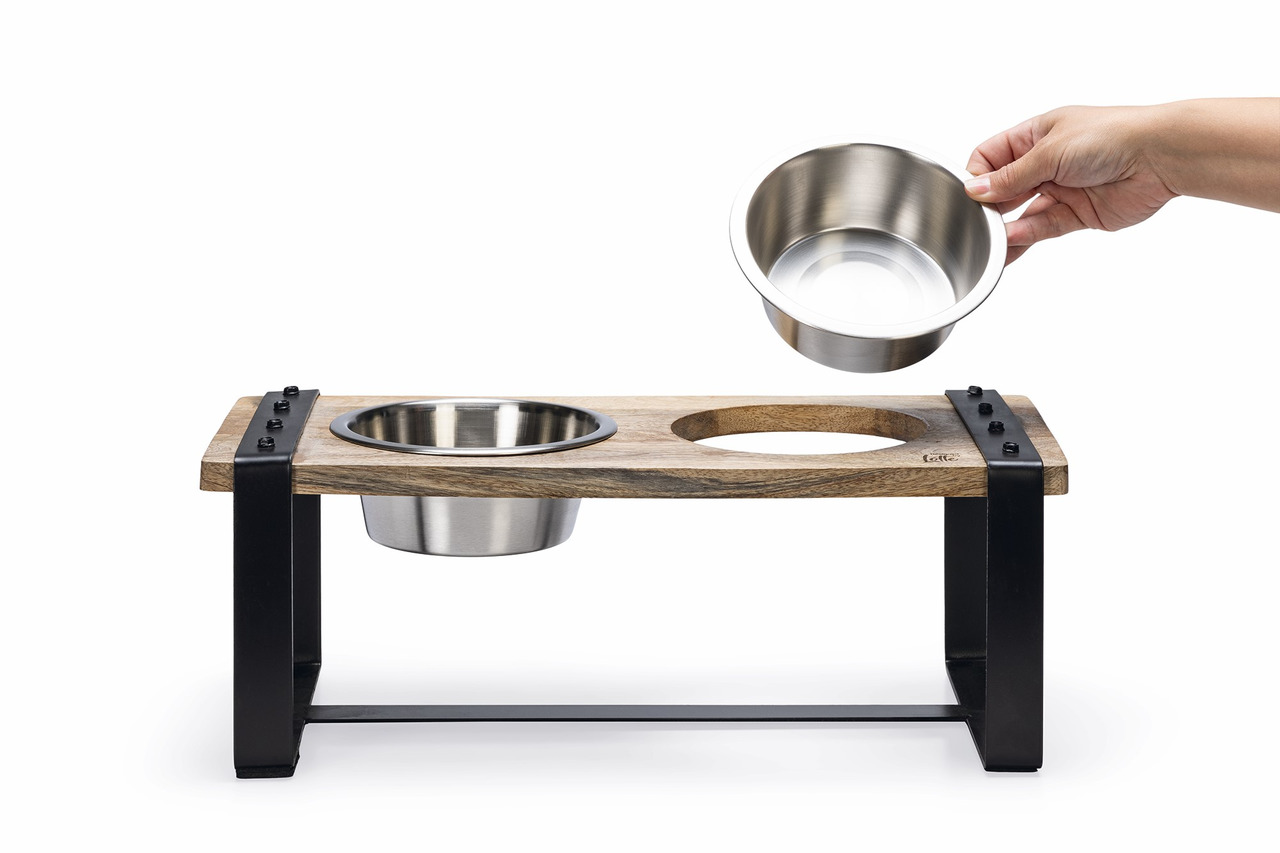 Designed by Lotte" Futterstation für Hunde & Katzen, Holzrahmen, Metallgestell, 2 Edelstahlschüsseln, ideal für Futter & Wasser.;https://pim.mp.group/KoelleZoo/volumes/jtl_images/666/667/139983/8712695178477_21.jpg;3;DBL Holz Hundenapf Set Karinto 2x650ml