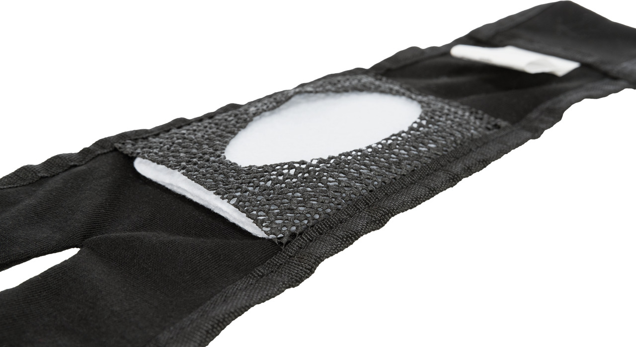 Das Bild zeigt das TRIXIE Bauchband für Rüden, ein Produkt aus dem Tierbedarf, speziell entwickelt für männliche Hunde. Es besteht aus schwarzem, elastischem Material mit einem saugfähigen Einsatz in der Mitte, der für Hygiene und Komfort sorgt. Das Band 