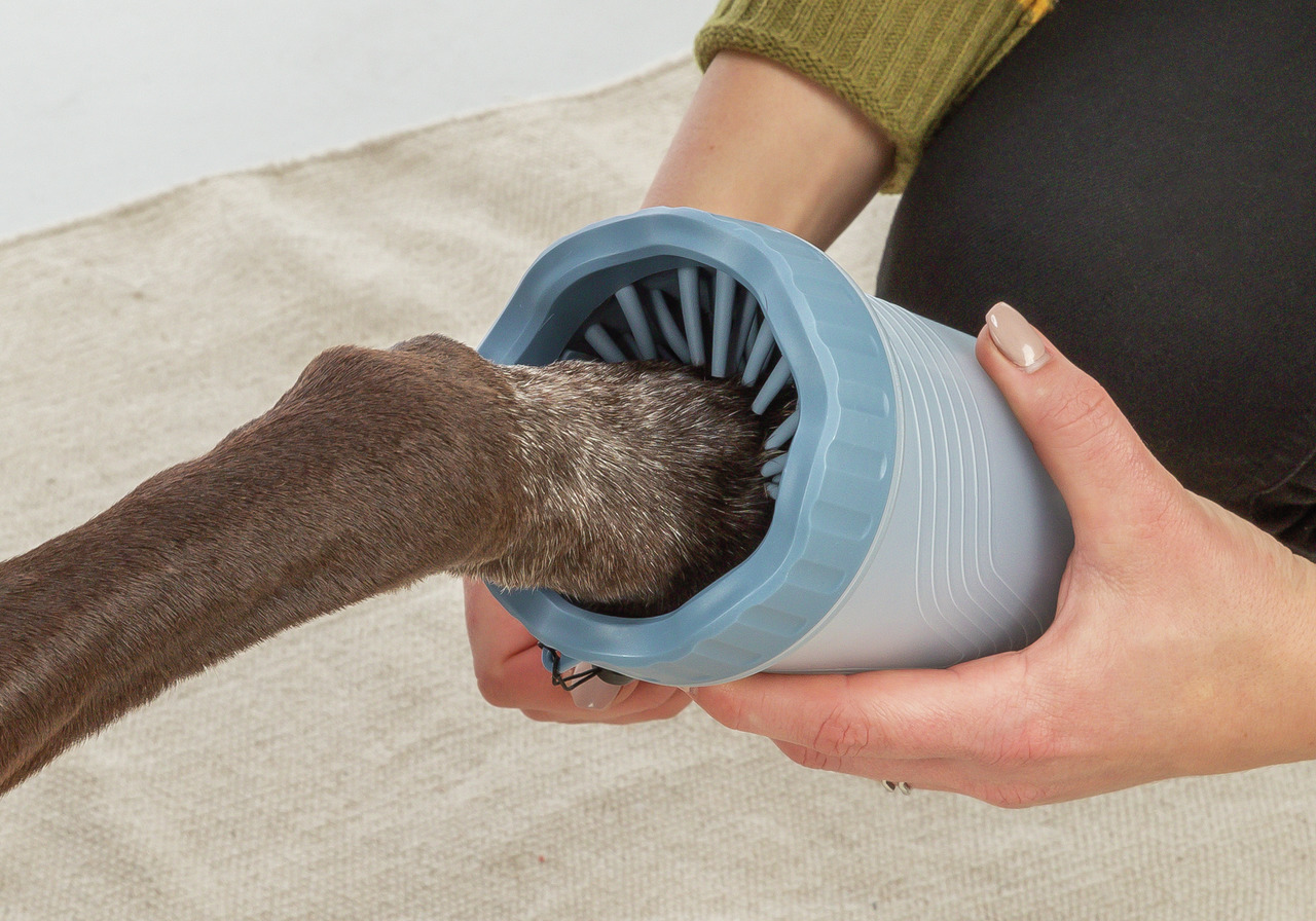 TRIXIE Pfotenreiniger für Hunde, blau, mit weichen Silikonborsten, sanft zu Pfoten, ideal für unterwegs-nach Spaziergängen.