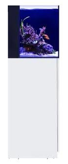 Red Sea MAX NANO Aquarium, Komplettsystem f. Meerwasser, f. Aquaristik-Enthusiasten, kompakt, integriertes Filtersystem, weißer Unterschrank.