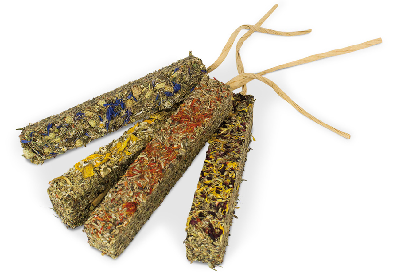Vier natürliche Knabbersticks der Marke JR FARM für Kleintiere, wie Kaninchen oder Meerschweinchen. Die Sticks bestehen aus gepressten Kräutern und Blüten in verschiedenen Farben (blau, gelb, rot) und sind an Bastbändern befestigt. Ideal zur Beschäftigung