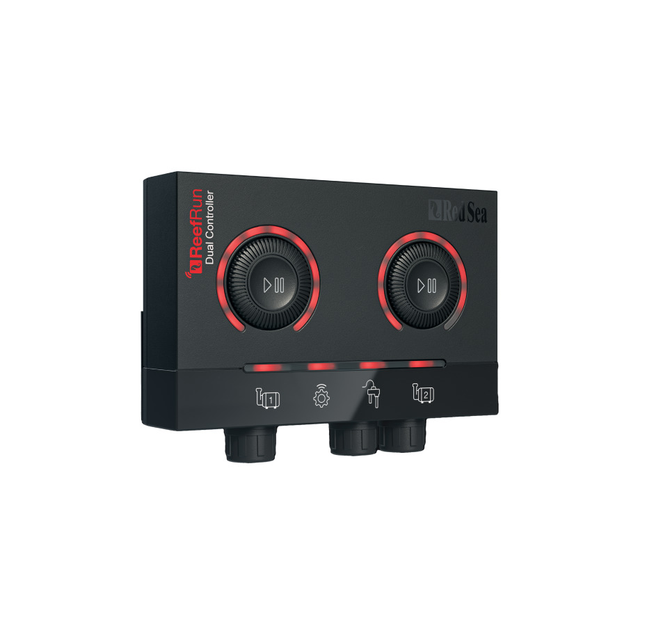 Das Bild zeigt den Red Sea ReefRun Dual Controller, ein schwarzes Steuergerät mit zwei großen Drehknöpfen, die von roten LED-Ringen umgeben sind. Es dient zur präzisen Steuerung von Aquarienpumpen und ist speziell für Meerwasseraquarien konzipiert. Die Sy