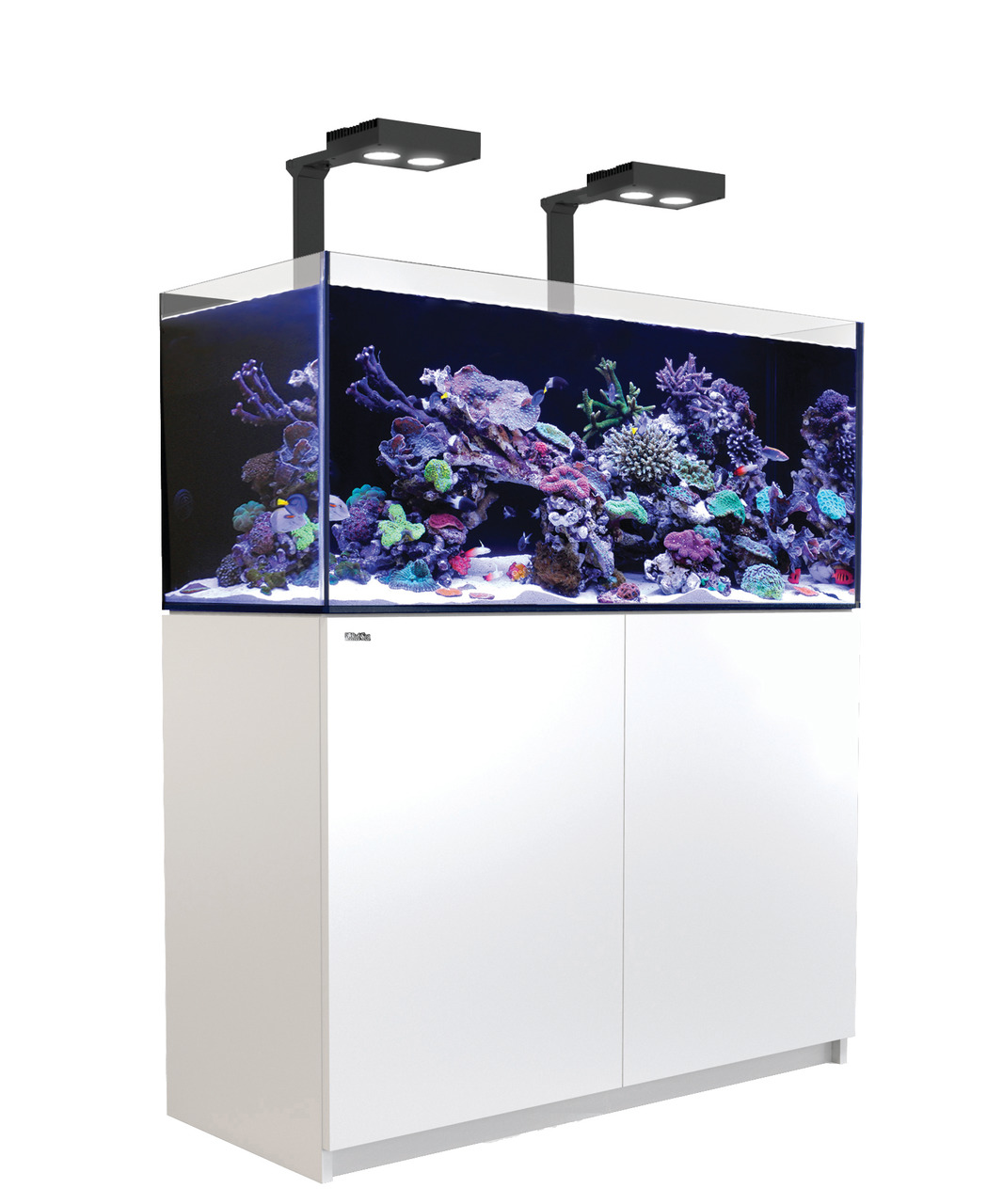 Das Bild zeigt das Red Sea Reefer 350, ein hochwertiges Meerwasseraquarium für Aquaristik-Enthusiasten. Es verfügt über ein modernes, weißes Unterschrankdesign und eine großzügige Glasfläche, die eine klare Sicht auf die bunte Unterwasserwelt mit Korallen