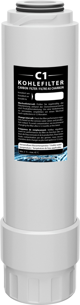 Ein zylindrischer ARKA C1 Kohlefilter in Weiß mit schwarzem Etikett, das Produktinformationen in mehreren Sprachen zeigt. Der Filter ist für Osmoseanlagen geeignet und dient der Entfernung von Schadstoffen aus Wasser. Auf dem Etikett sind Hinweise zur Nut