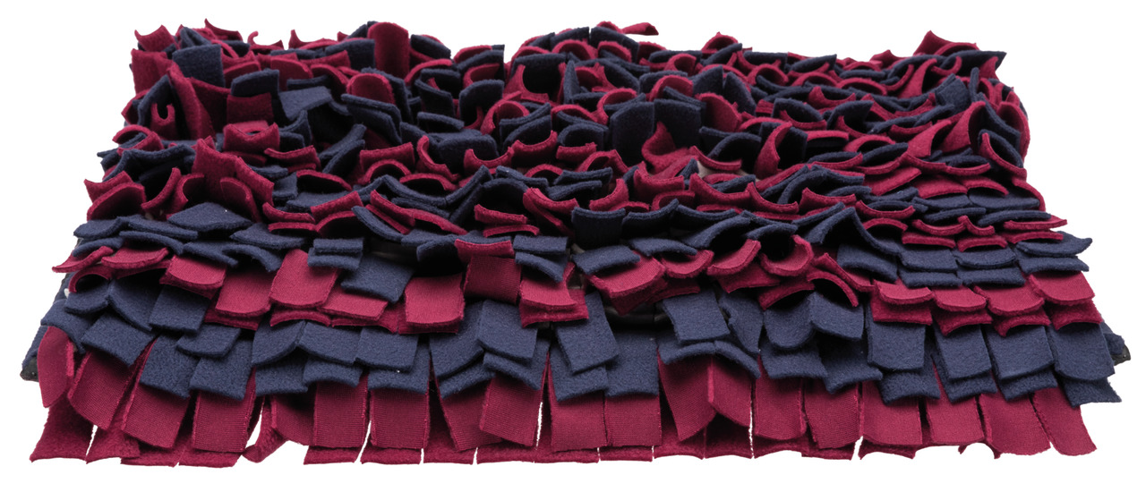Das Bild zeigt die TRIXIE Schnüffelmatte, ein interaktives Spielzeug für Hunde und Katzen. Die Matte besteht aus weichem, rot-blauem Filzmaterial mit zahlreichen Fransen, die das Verstecken von Leckerlis ermöglichen. Sie fördert die geistige Beschäftigung