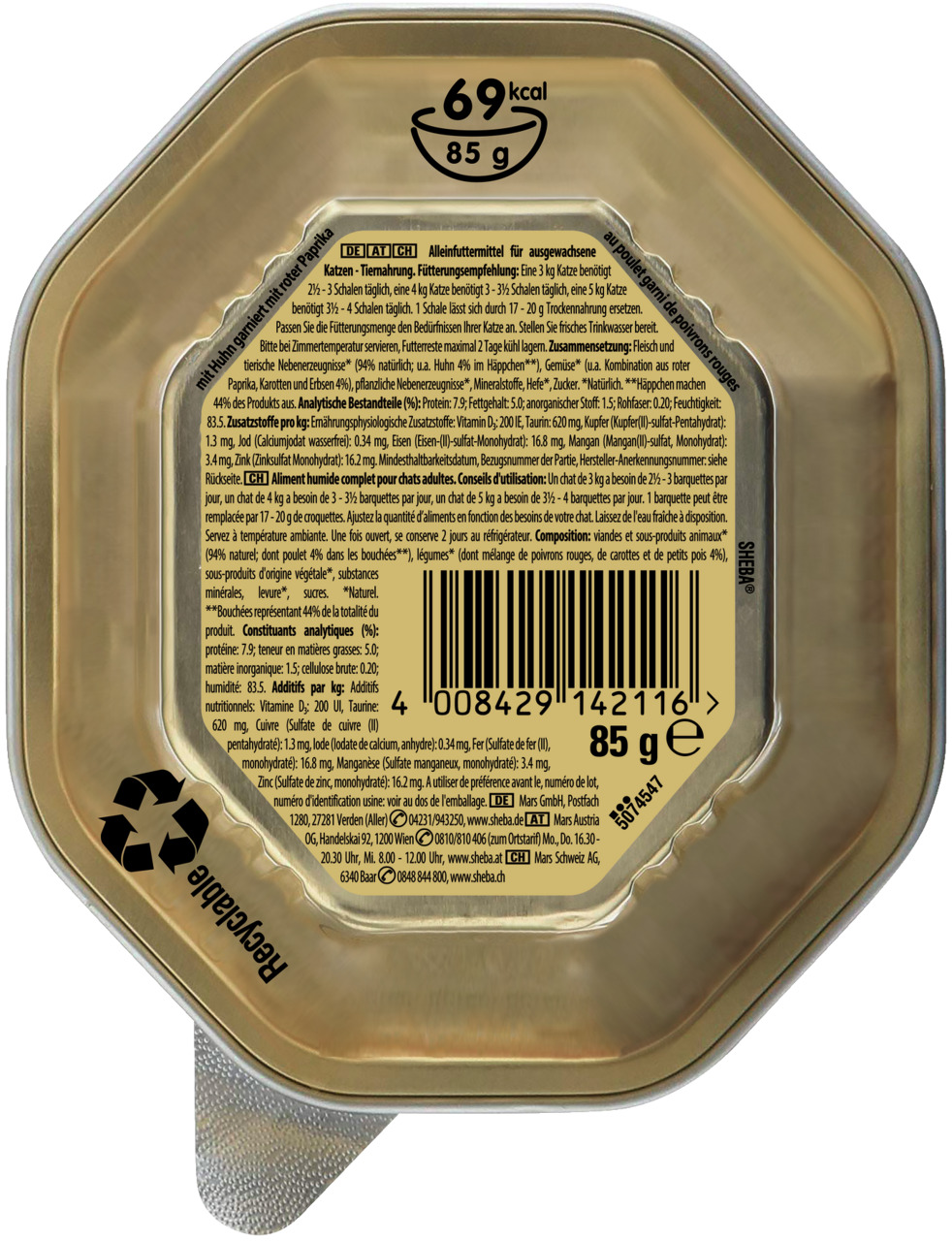 Das Bild zeigt eine goldfarbene Verpackung des Katzenfutters „Sheba Selection in Sauce“ für ausgewachsene Katzen. Die Geschmacksrichtung ist Huhn. Die Verpackung enthält 85 g und liefert 69 kcal pro Portion. Sie ist recycelbar und enthält detaillierte Füt