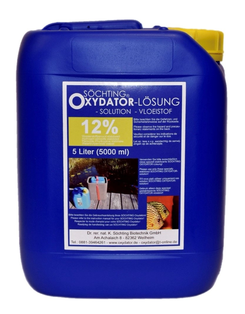 Das Bild zeigt einen blauen 5-Liter-Kanister der Marke Söchting mit der Aufschrift „Söchting Oxydator-Lösung 12%“. Das Produkt ist eine stabilisierte Wasserstoffperoxidlösung, die speziell für den Einsatz in Söchting Oxydatoren entwickelt wurde. Der Kanis