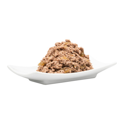Auf dem Bild ist eine Portion des hochwertigen Katzenfutters „Catz finefood“ zu sehen, serviert auf einem weißen Teller. Das Futter ist speziell für Katzen entwickelt und bietet eine ausgewogene Ernährung. Es handelt sich um eine feine Pastete mit sichtba
