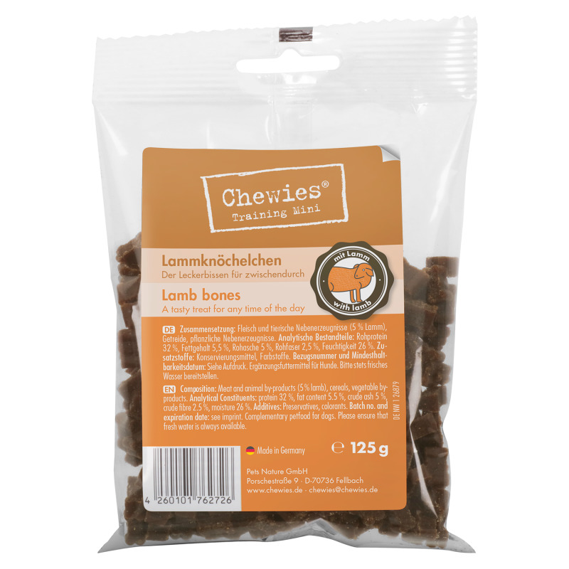 Das Bild zeigt eine transparente Verpackung des Produkts „Chewies Training Mini Lammkno¨chelchen“. Die Marke ist Chewies, und das Produkt richtet sich an Hunde. Es handelt sich um Leckerlis mit Lammgeschmack, ideal für zwischendurch. Die Packung enthält 1