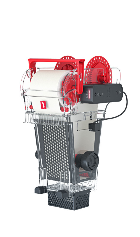 Das Bild zeigt den Red Sea ReefMat 500, einen automatischen Vliesfilter für Meerwasseraquarien. Das Gerät ist in einem modernen Design mit transparentem Gehäuse und roten Akzenten gestaltet. Es verfügt über eine integrierte Steuerungseinheit und eine leic