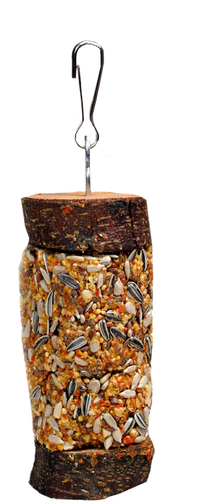 Das Bild zeigt das Produkt "JR FARM Knabberholz mit Saaten", ein Ergänzungsfuttermittel für Vögel. Es handelt sich um ein Holzstück, das mit einer Mischung aus verschiedenen Saaten wie Sonnenblumenkernen und Getreide bedeckt ist. Das Produkt ist speziell 