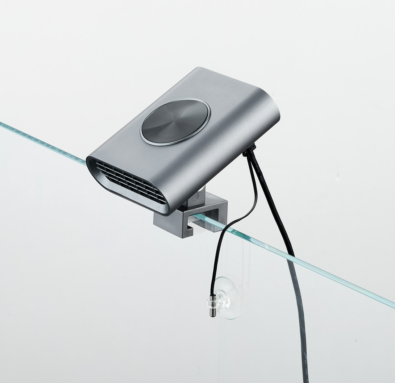 Das Bild zeigt den Chihiros Cooling Fan, ein modernes und kompaktes Kühlsystem für Aquarien. Der Ventilator ist in einem eleganten, silbernen Design gehalten und wird mit einer stabilen Halterung an der Glaskante des Aquariums befestigt. Ein schwarzes Kab
