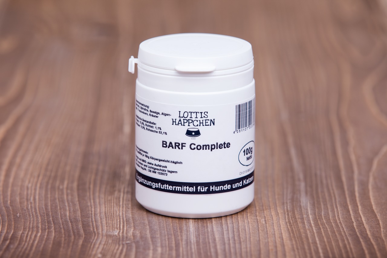 Lottis Häppchen BARF Complete, Ergänzungsfuttermittel f. Hunde & Katzen, 100 g, im weißen Kunststoffgefäß mit Schraubdeckel.
