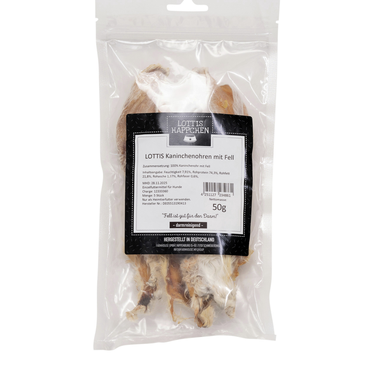 Das Bild zeigt eine transparente Verpackung des Produkts „LOTTIS HÄPPCHEN Kaninchenohren mit Fell“. Die Zielgruppe sind Hunde. Die Geschmacksrichtung ist Kaninchen. Auf der Verpackung steht „Fell ist gut für den Darm!“. Die Menge beträgt 50 g. Hergestellt