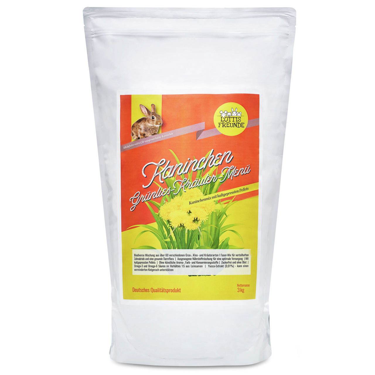 Das Bild zeigt eine weiße Verpackung des Produkts „Lottis Freunde Kaninchen Grünes Kräuter-Menü“. Es handelt sich um ein hochwertiges Kaninchenfutter für ausgewachsene Kaninchen. Die Geschmacksrichtung basiert auf einer Mischung aus Kräutern und Gräsern. 