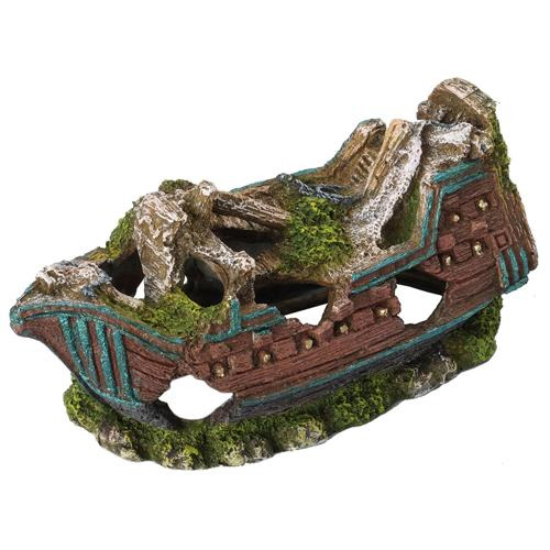 Ein dekoratives Aquarium-Accessoire von AQUA DELLA in Form eines gesunkenen Schiffswracks. Das detailreiche Design zeigt moosbewachsene Oberflächen und realistische Strukturen, ideal für Aquarienliebhaber. Geeignet für Süß- und Meerwasseraquarien, fördert