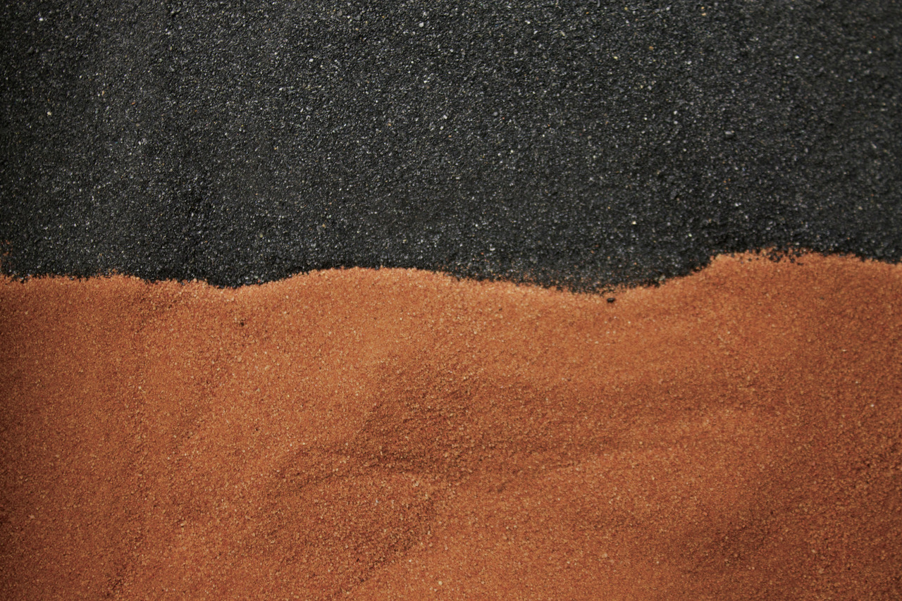 Exo Terra Terrariensubstrat, für Reptilien-Terrarientiere, schwarzer+roter Sand, nat. Optik, fördert Wohlbefinden, EAN 015561231053.