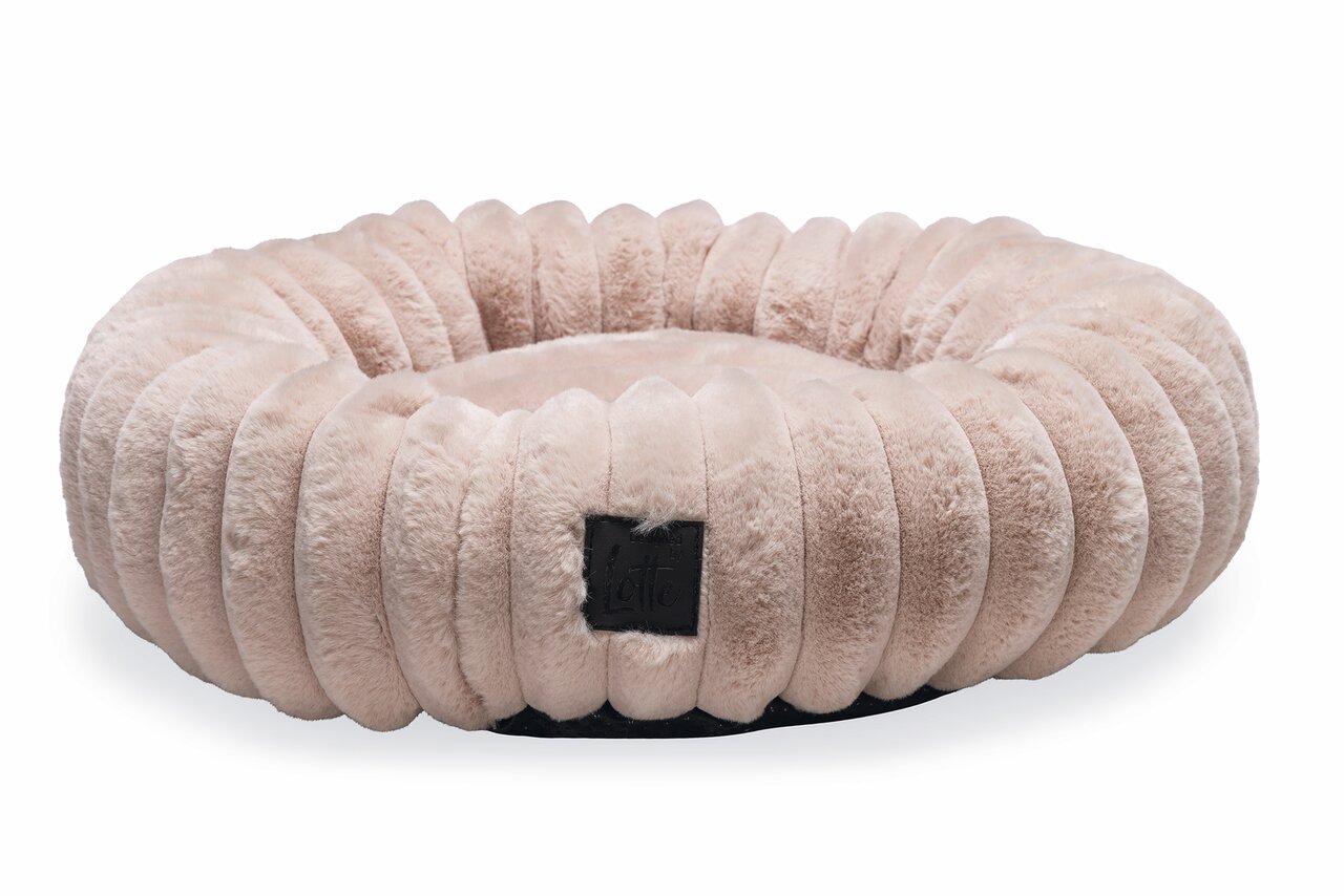 Designed by Lotte Katzenbett, Zielgruppe: Katzen, Farbe: Grau, weiches Material für Komfort, Maße sichtbar: 50 x 40 cm.