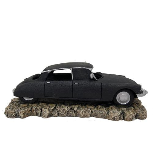 Das Bild zeigt eine schwarze, detailgetreue Nachbildung eines klassischen Autos, das auf einer felsigen Basis platziert ist. Es handelt sich um ein Dekorationsobjekt der Marke AQUA DELLA, speziell für Aquarien. Das Modell ist aus robustem Material geferti