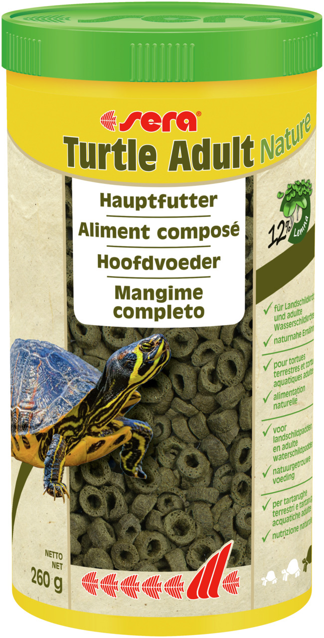 Das Bild zeigt eine gelbe Dose des Produkts „sera Turtle Adult Nature“, einem Hauptfutter für ausgewachsene Wasserschildkröten. Die Verpackung enthält 260 g Futter in Ringform und hebt natürliche Inhaltsstoffe hervor, darunter 12 % Luzerne. Eine Wassersch