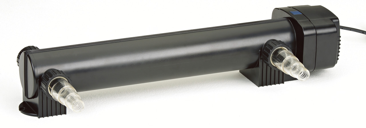 Das Bild zeigt das Oase Vitronic 36 W UVC-Klärgerät, ein Produkt zur Wasseraufbereitung in Teichen. Es ist für Teichbesitzer geeignet und dient der effektiven Algenreduktion sowie der Verbesserung der Wasserqualität. Das Gerät ist in einem schwarzen, zyli