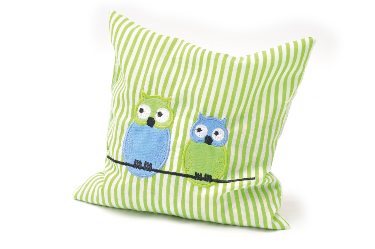 Aumüller Kissen, grün-weiß gestreift, mit 2 Eulen-Stickereien, ideal für Tierliebhaber/Wohnräume. Maße/Material nicht sichtbar.