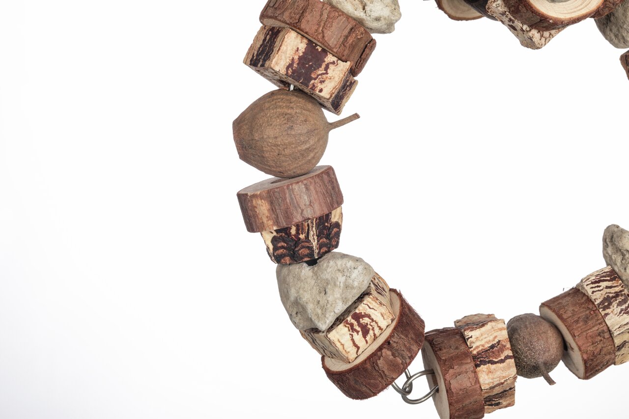 Quapas Knabberkette, für Kleintiere (Kaninchen, Meerschweinchen, Hamster), Holz, Nüsse, Zahnpflege & Beschäftigung, natürlich.