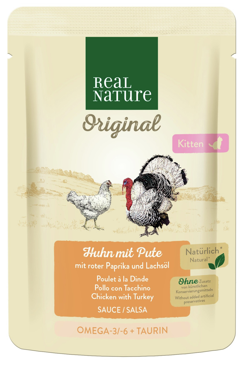 Das Bild zeigt eine Verpackung des Katzenfutters „Real Nature Original Kitten“ mit der Geschmacksrichtung Huhn mit Pute, roter Paprika und Lachsöl. Es ist speziell für Kätzchen geeignet und enthält Omega-3/6 sowie Taurin. Die Verpackung betont, dass keine