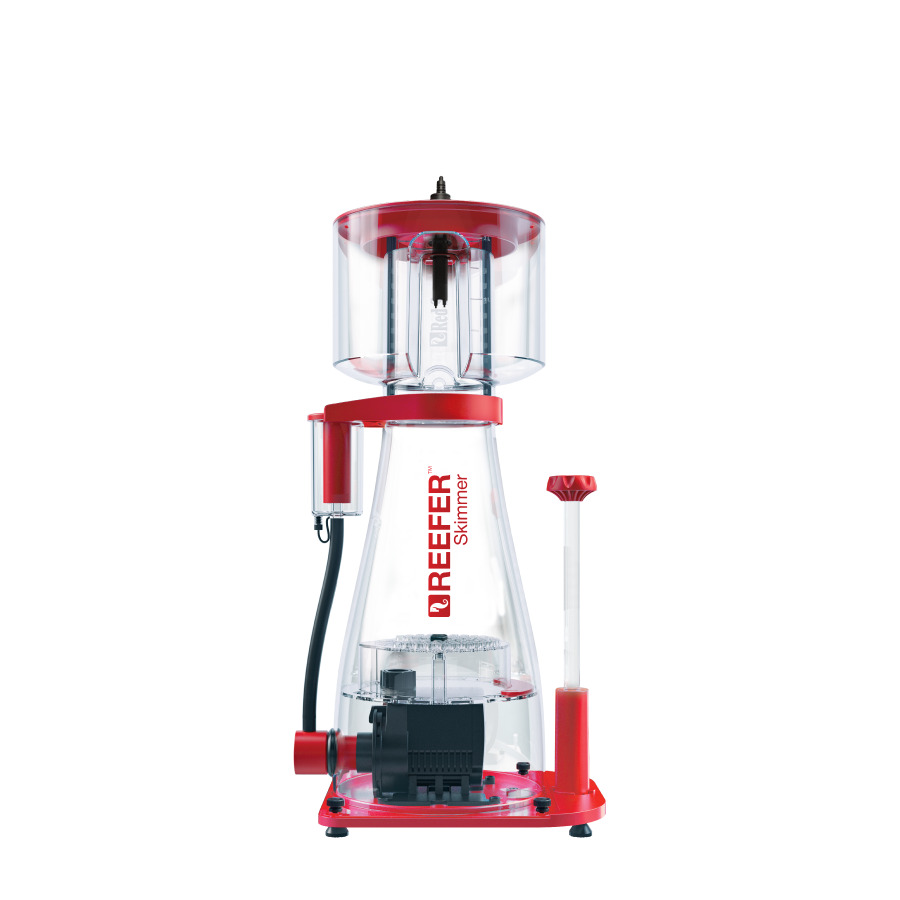 Das Bild zeigt den Red Sea Reefer Skimmer, ein hochwertiger Eiweißabschäumer für Meerwasseraquarien. Das Gerät ist in Rot und Transparent gestaltet und verfügt über eine leistungsstarke Pumpe sowie eine klare Reaktionskammer. Es ist speziell für Aquarienb