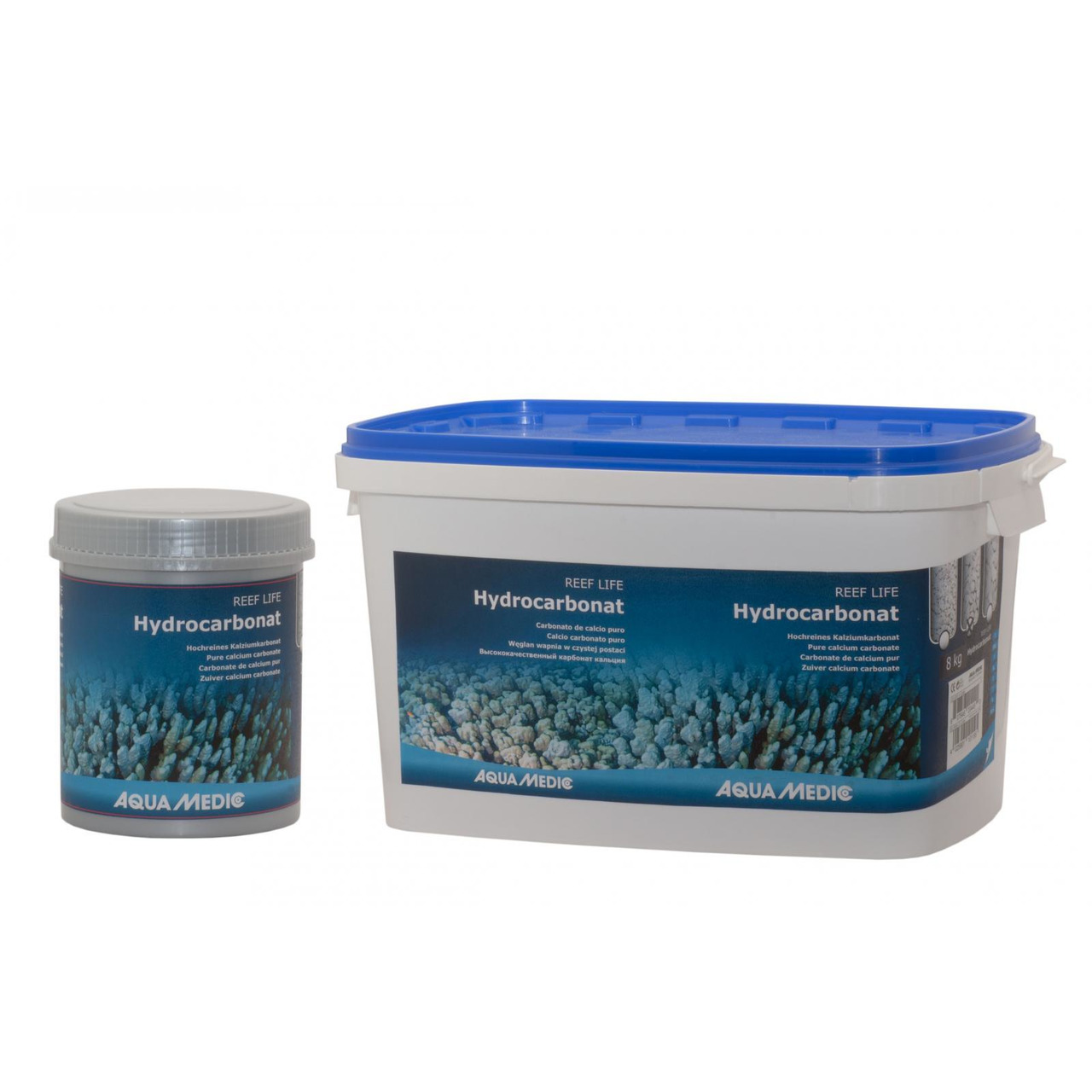 Das Bild zeigt zwei Behälter des Produkts „Aqua Medic Reef Life Hydrocarbonat“. Links ist ein kleinerer Behälter mit Schraubdeckel, rechts ein größerer Eimer mit blauem Deckel. Das Produkt ist für Aquarien geeignet und dient der Stabilisierung des pH-Wert