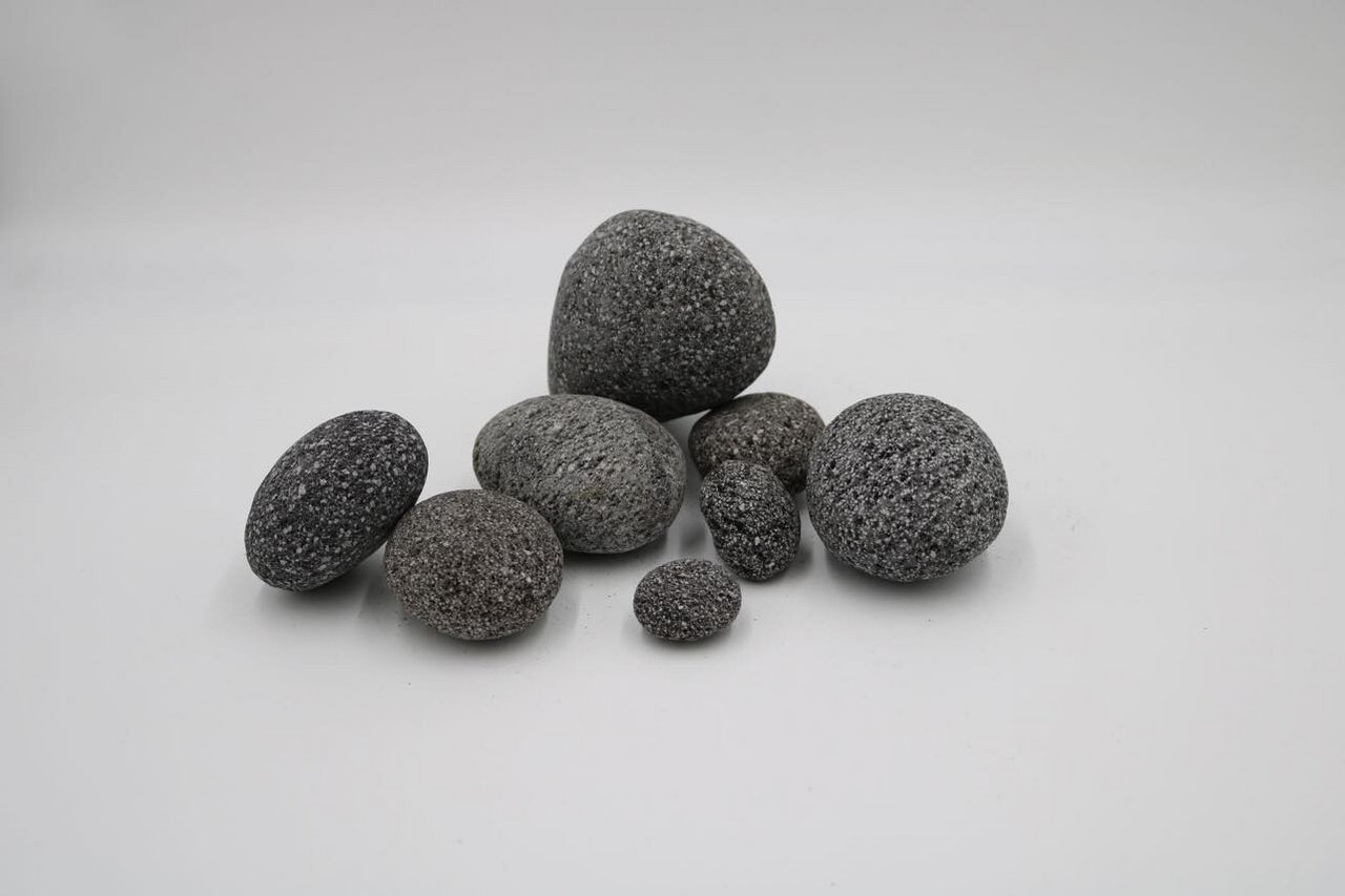 Dekorative graue Kieselsteine verschiedener Größen auf hellem Hintergrund, ideal für Aquarien oder Terrariengestaltung.