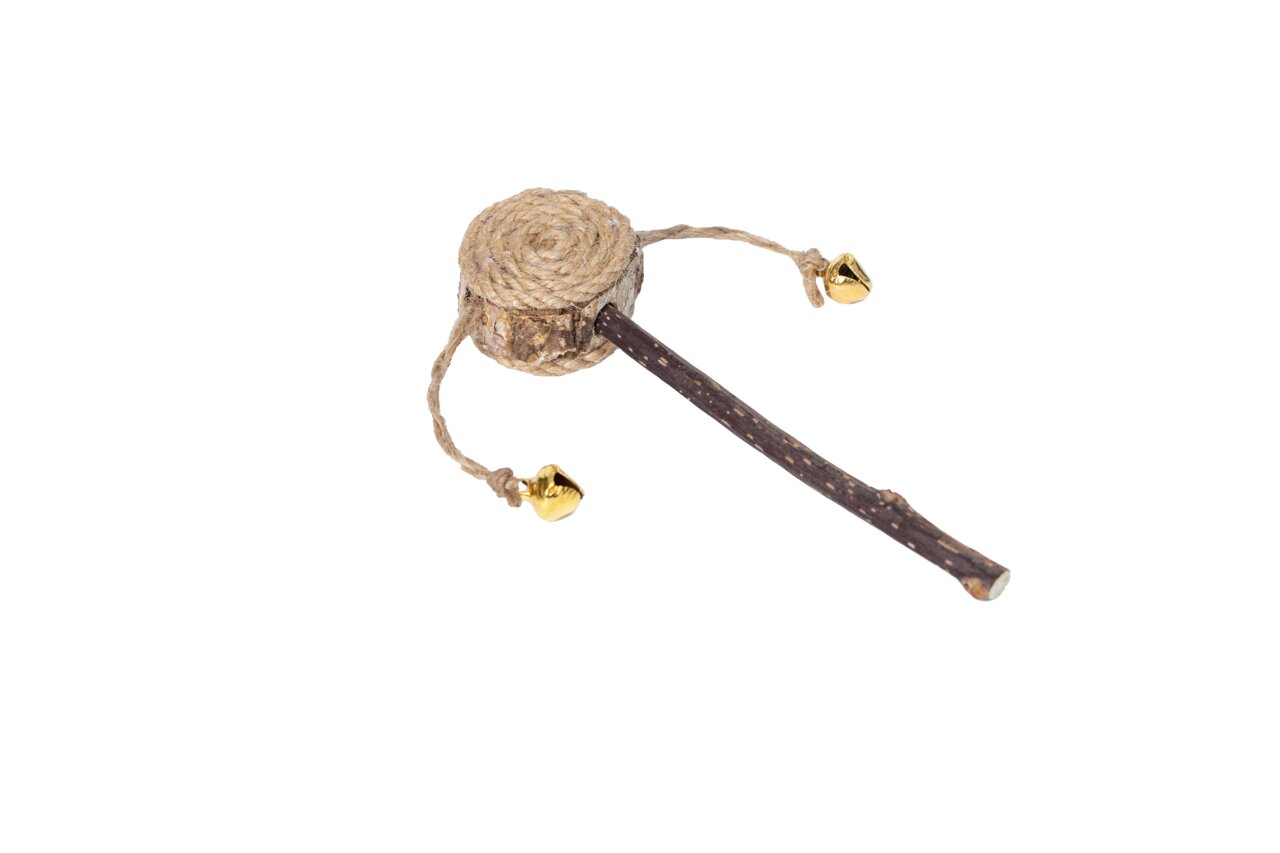 Ein Katzenspielzeug der Marke Quapas, bestehend aus einem natürlichen Holzstab mit zwei befestigten Seilen, die jeweils eine kleine goldene Glocke tragen. Das Spielzeug ist speziell für Katzen entwickelt, um deren Spieltrieb und Jagdinstinkt zu fördern. I