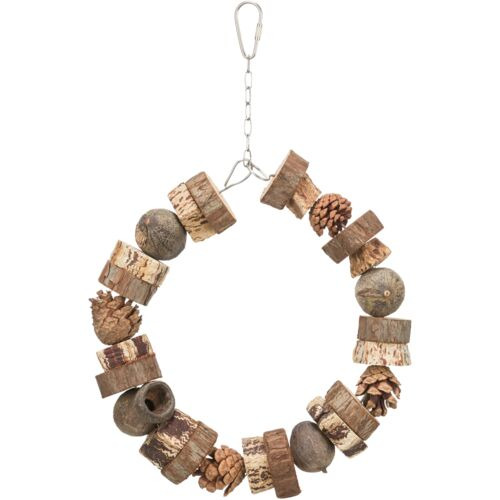 Ein natürlicher Holzspielzeugring der Marke TRIXIE, speziell für Kleintiere wie Kaninchen oder Meerschweinchen. Der Ring besteht aus unbehandeltem Holz, Rindenstücken, Zapfen und Kugeln, die zum Spielen und Knabbern anregen. Mit einer Metallkette und eine