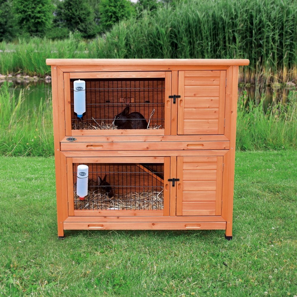 TRIXIE Holz-Kleintierstall 62402, für Kaninchen-Meerschweinchen, 2-stöckig, wetterfest, mit Gittertüren, Trinkflaschen, Außenbereich.