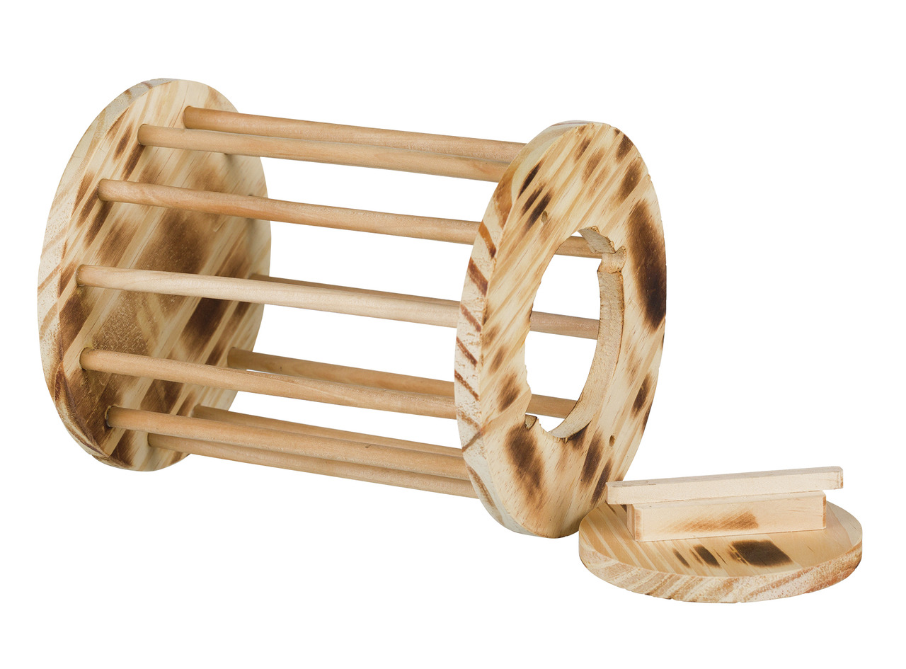 Das Bild zeigt den TRIXIE Holz-Spielzeug-Futterroller für Kleintiere. Dieses Produkt ist speziell für Nagetiere wie Kaninchen oder Meerschweinchen geeignet. Es besteht aus unbehandeltem Holz und dient zur Beschäftigung und Futteraufnahme. Der Roller hat e